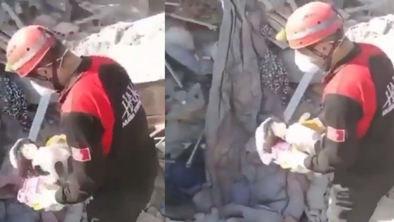 Enkazdan oyuncak çıkaran arama-kurtarma personelinin üzüntüsü