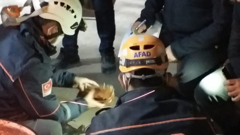 İzmir’de enkazda bulunan çantadan borç listesi ve para çıktı