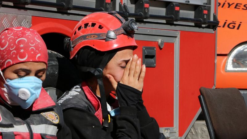 İzmir'de kurtarma ekiplerinin zorlu mesaisi