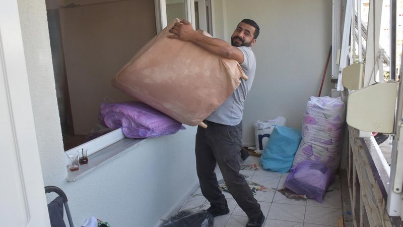 İzmir'deki deprem bölgesindeki vatandaşlar hasarlı binalardan taşınıyor