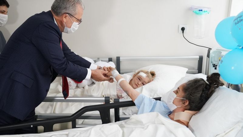 Depremden 65 saat sonra kurtarılan Elif, annesiyle buluştu