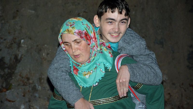Giresun'da annenin engelli oğlu için yol çilesi