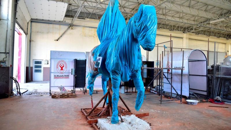 CHP'li Bornova Belediyesi'nden tepki çeken heykel duyurusu