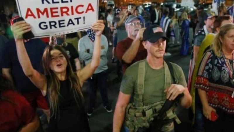 ABD'de Trump destekçileri silahlarla seçim merkezi önünde bekledi