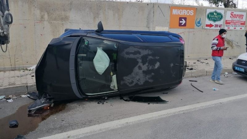 Bursa'da kontrolden çıkan araç yan yattı