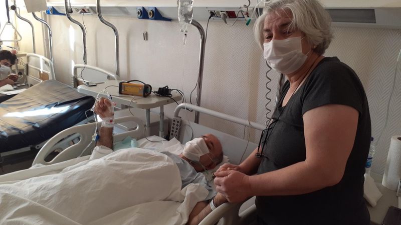 İzmir’de kırıklarına rağmen torunu ile eşini kurtarmayı başardı