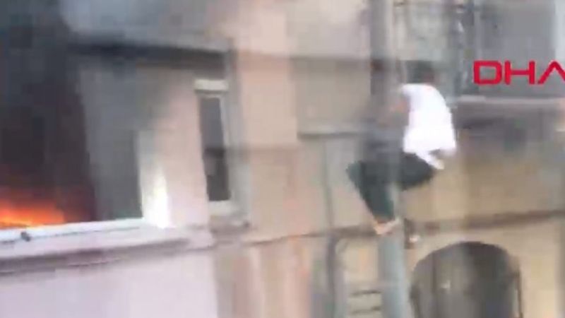 Beyoğlu'nda yanan binadan kayarak kurtuldu