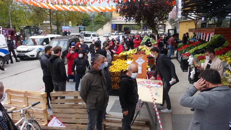 Kocaeli'de markette indirim yapılınca koronavirüs tedbirleri unutuldu