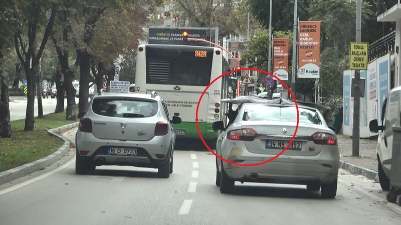 Bursa’da bir eli direksiyonda diğer eli suntada olan sürücüye ceza