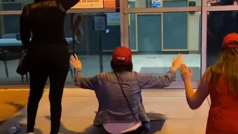 Trump destekçileri oy sayım merkezleri önünde dua ediyor