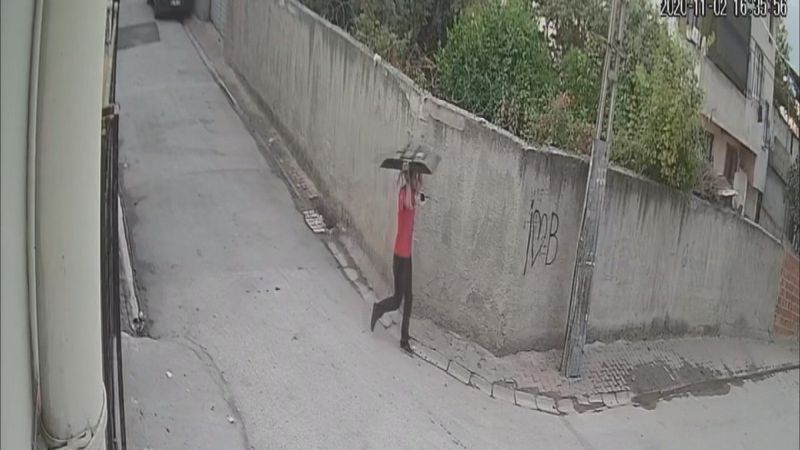 Adana’da çaldığı televizyonu başında taşıdı