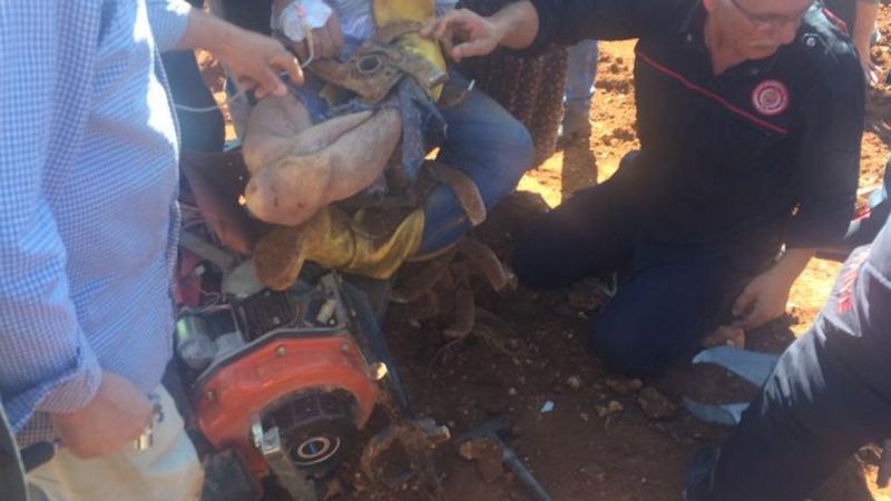 Kahramanmaraş'ta tarlada çalışırken ayaklarını çapa makinesine kaptırdı