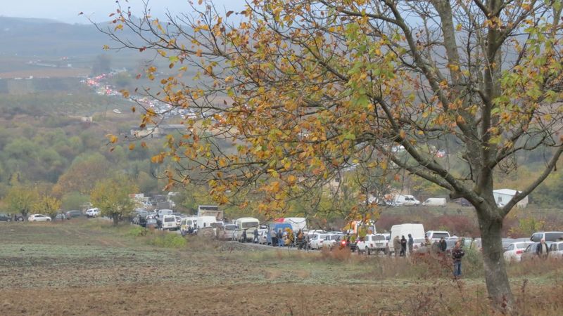 Hankendi'den Erivan'a kaçan Ermenilerin araç kuyruğu