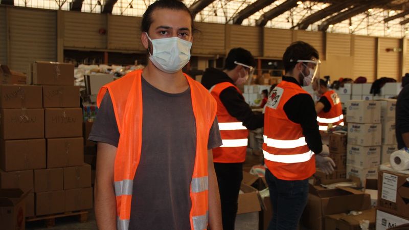 İzmir'de enkaz başında ağlayan görevli şimdi de yardım deposunda çalışıyor