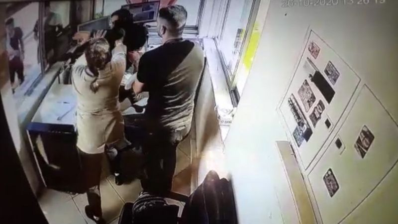 Esenyurt’ta kargo paketi kapısına çıkartılmayan kadın çılgına döndü