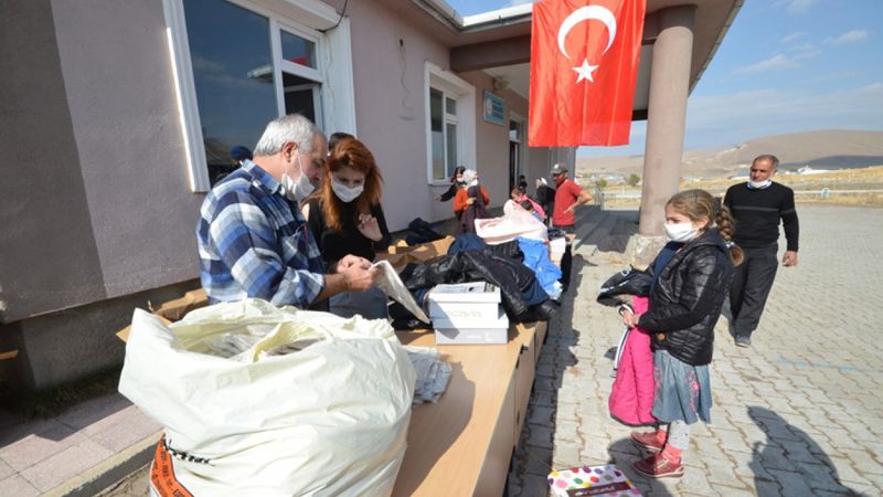 Eski paraşütçü komandolar, Kars'ta çocukların yüreklerini ısıttı