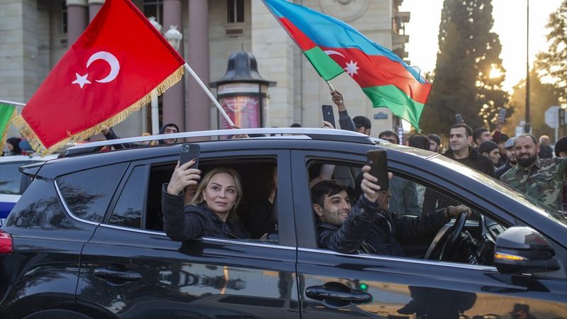 Azerbaycan'ın Dağlık Karabağ zaferi tüm ülkede coşkuyla kutlandı