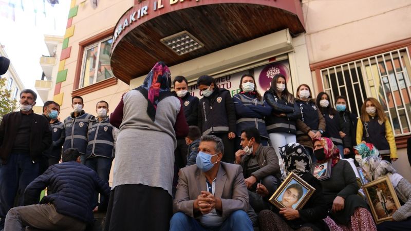 Evlat nöbetindeki aileler, çocuklarına domuz eti yedirildiğini öğrenince sinir krizi geçirdi