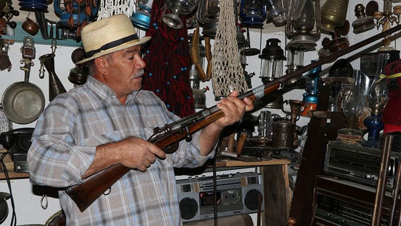 Niğdeli koleksiyoncu, evinde 5 bin parça antika sergiliyor
