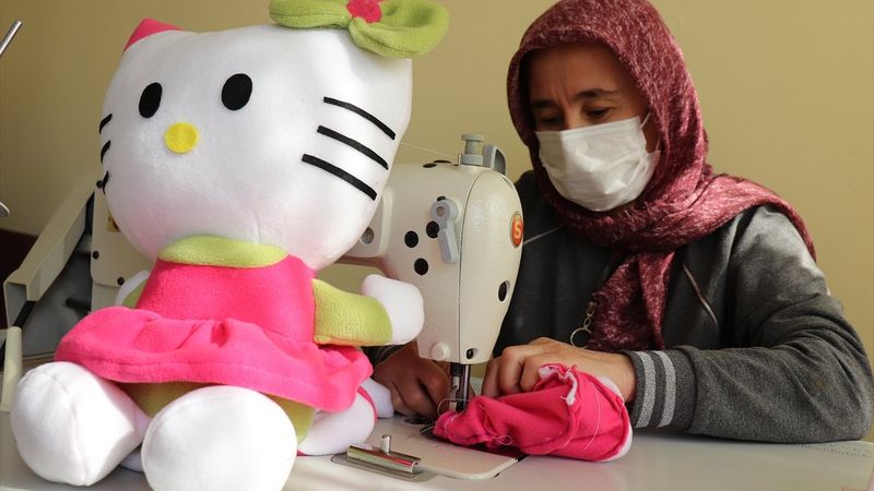 Gaziantep'te 25 kadın, kimsesiz çocuklara oyuncak yapıyor