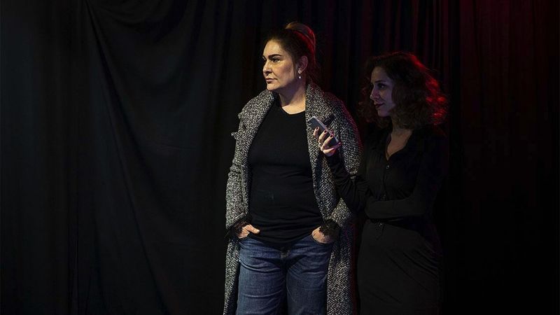 Miraç Eronat, evinin garajını tiyatro sahnesi yaptı