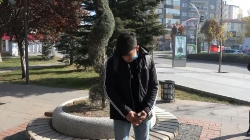 Başkan yardımcısından caddede sigara içen gence: Delikanlı, 900 liran var mı?