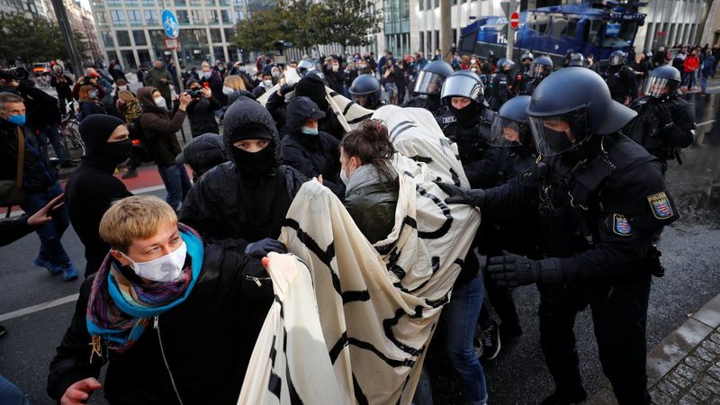 Almanya'da halk koronavirüs kısıtlamalarına isyan etti, polis şiddetle karşılık verdi