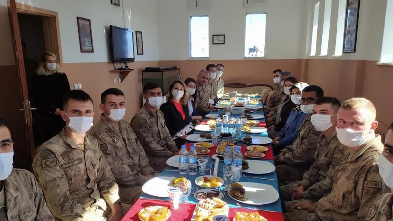 Batman Valisi Şahin'in eşinden askerlere anne yemeği ikramı