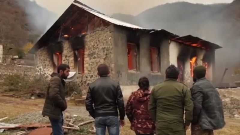 Ermeniler terk ettiği bölgelerdeki evlerini yakıyor