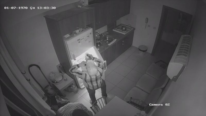 Adana'da bir hırsız içtiği su şişesini doldurup tekrar dolaba koydu