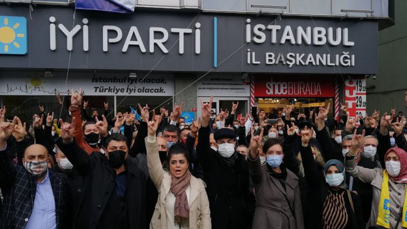 İyi Parti üyesi bir grup eylem yaparak Buğra Kavuncu'nun istifasını istedi