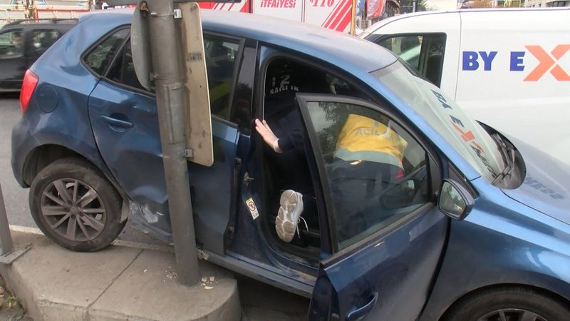 Şişli'de kaza yapan doktor otomobilinde sıkıştı