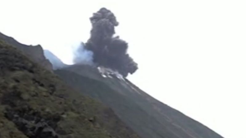 İtalya'da Stromboli yanardağında patlama