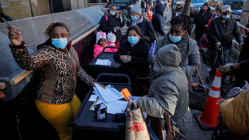 İşsiz New Yorklular hindi için kuyrukta