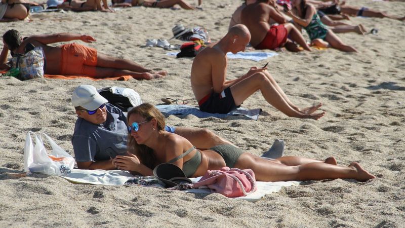 Alanya'da güneşli havayı fırsat bilenler plajlara akın etti