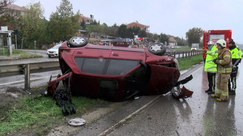 Büyükçekmece'de takla atan araçtan 2 çocuk yara almadan kurtuldu