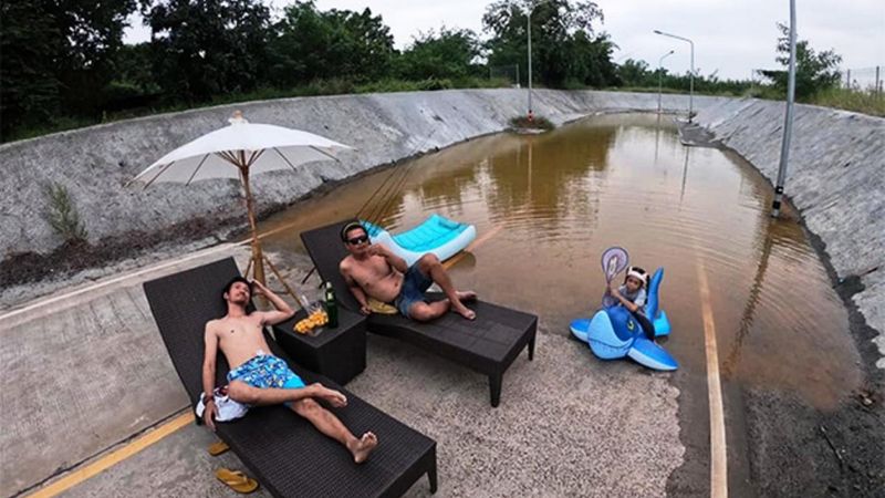 Tayland'da alt geçidi basan suyun boşaltılması için şaşırtan protesto