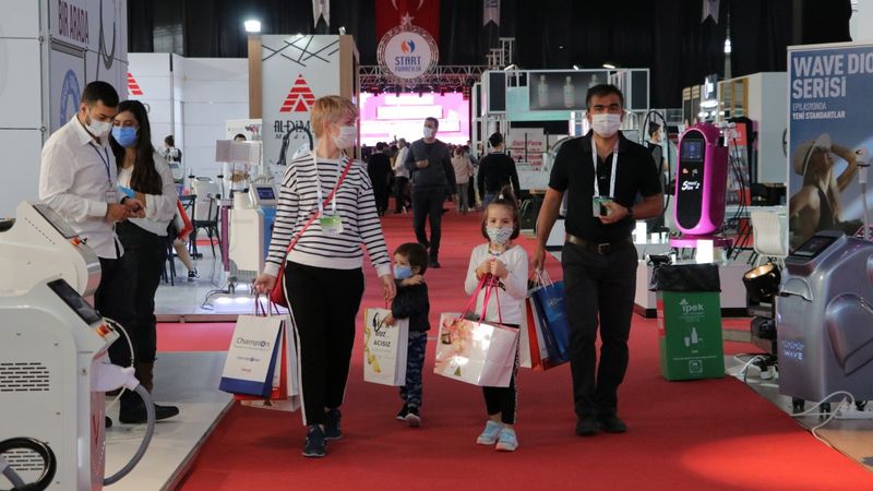 CHP'li Adana Belediyesi'nin sahra hastanesi güzellik fuarı oldu