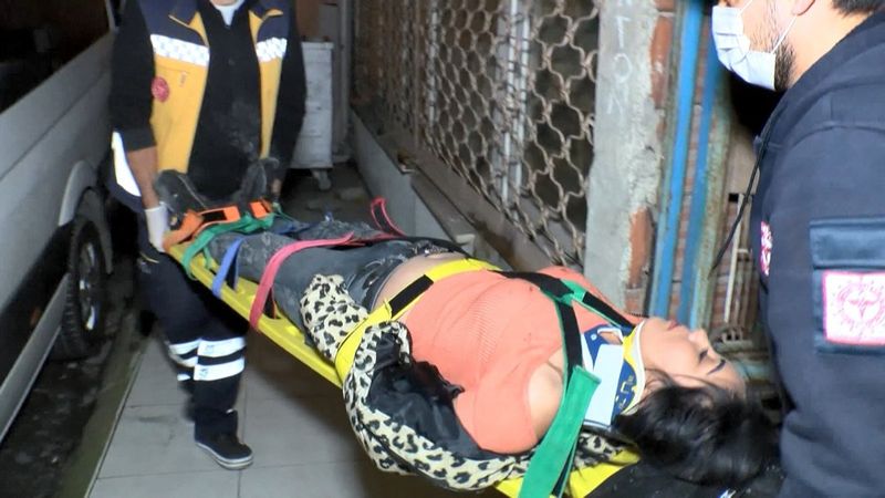 Ataşehir'de cezadan kaçan 2 kişi merdivenden düştü