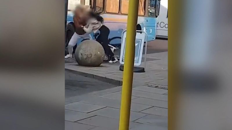 İngiltere’de kadınların yumruklu kavgası