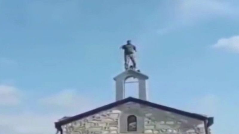 Azerbaycanlı asker kilisede ezan okudu