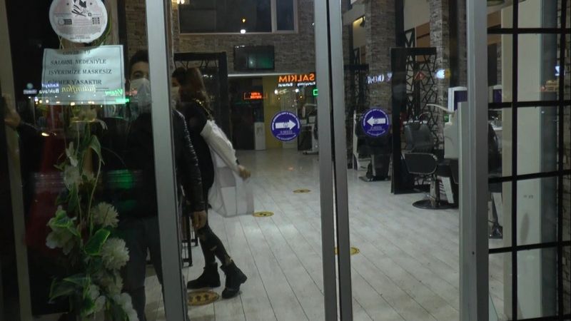 Gaziantep'te yasağa uyan berberler 20.00'da iş yerlerini kapattı