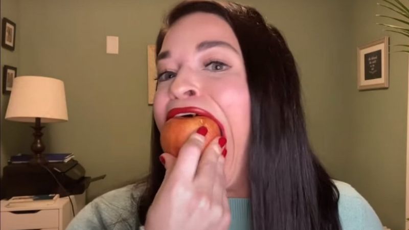 Ağzına aynı anda iki donut sığdırdı