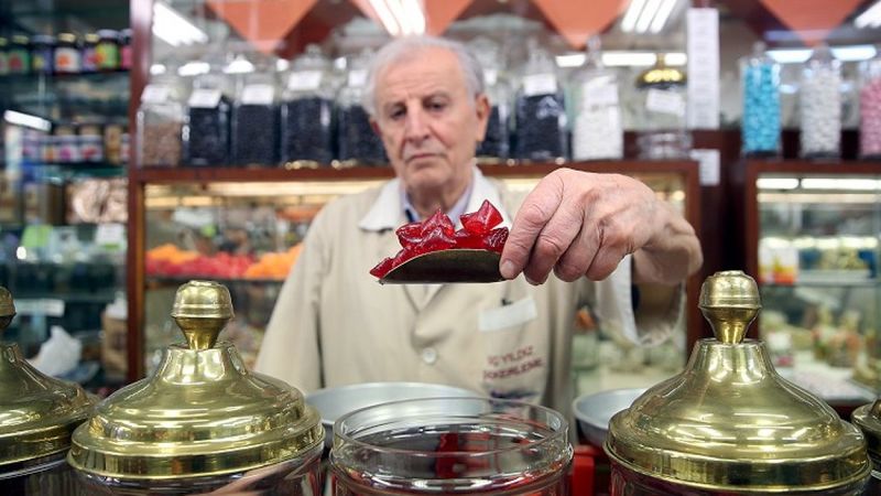 Beyoğlu'nun 2 asırlık şekerci dükkanını işletiyor