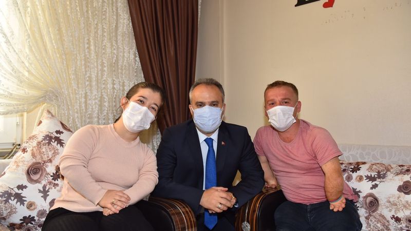 Bursa'da cüce çiftin yüzünü Başkan Alinur Aktaş güldürdü