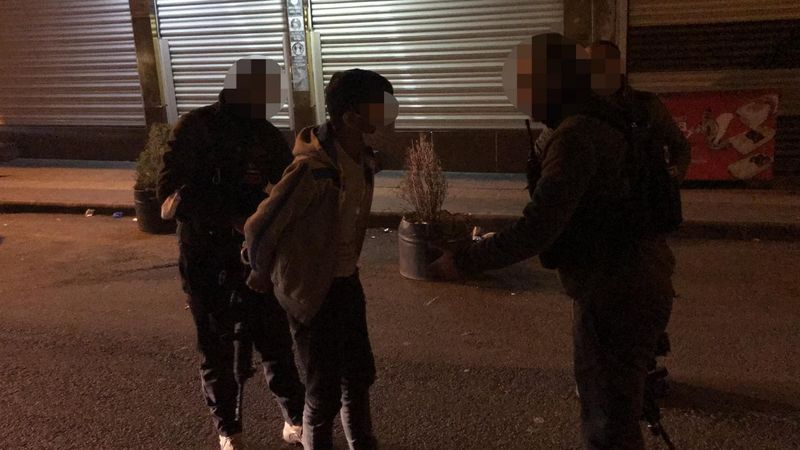 Diyarbakır'da kısıtlamayı ihlal eden grup, yol kesip lastik yaktı