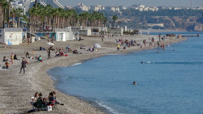 Konyaaltı Sahili kısıtlamanın ardından doldu, taştı