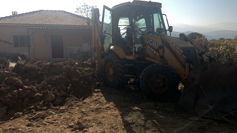 Manisa'da odun toplamak isterken kepçenin altında kalıp, öldü