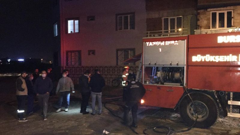 Bursa'da itfaiye eri yangında yaralandı, mahalleli virüse rağmen sokağa döküldü