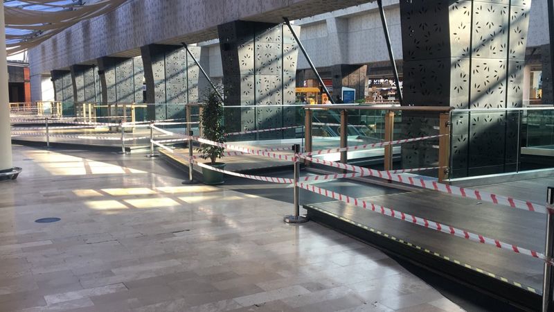 AVM'de yerde yemek yiyenler için tedbir alındı